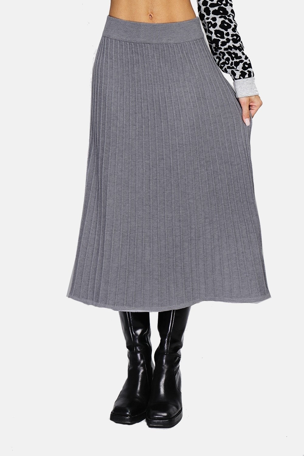 Jupe longue plissée en maille – Gris foncé – Assuili