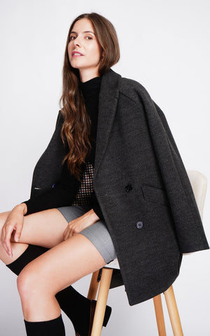 Oversized double-breasted coat with long sleeves and pockets, lined with print