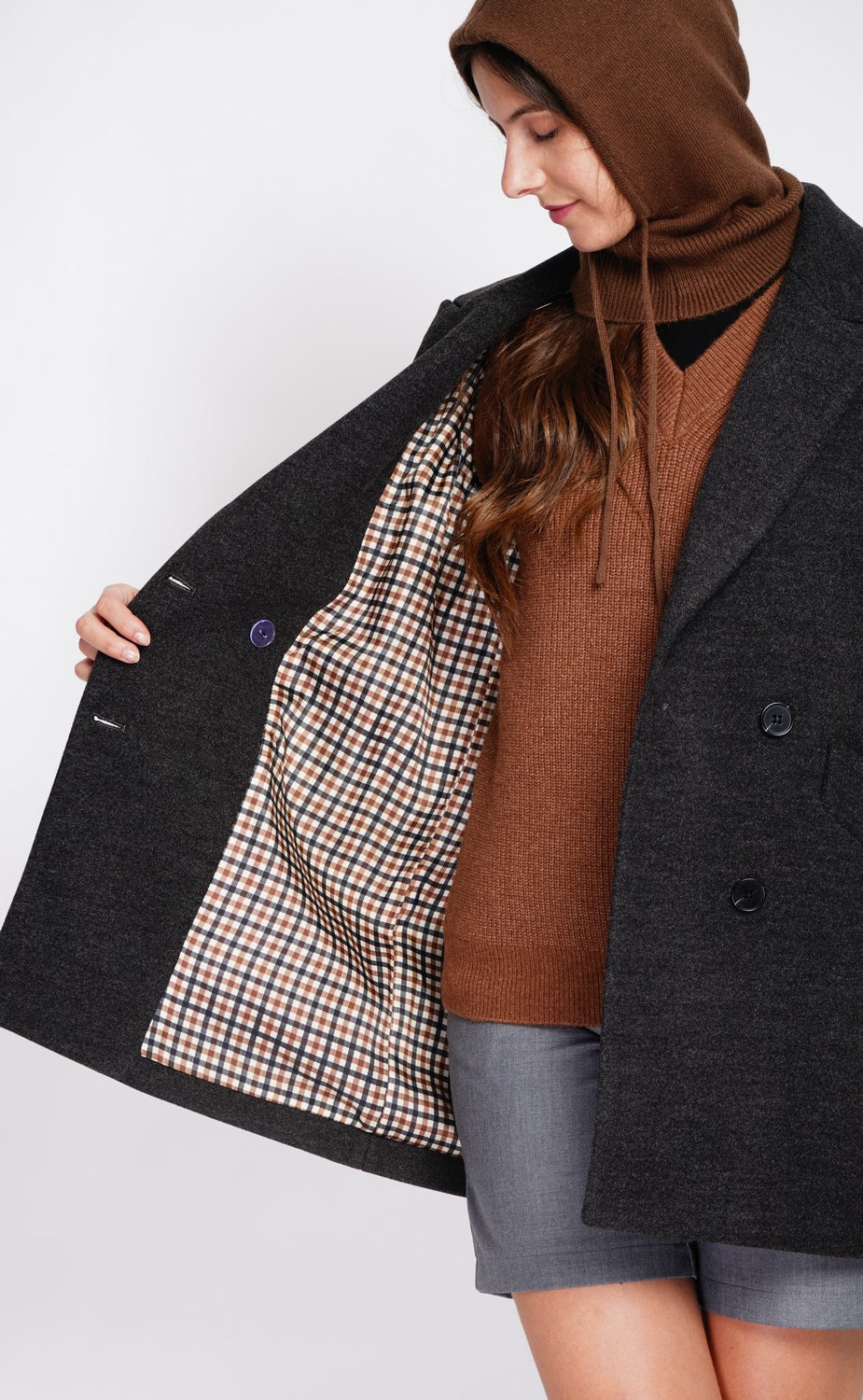 Oversized double-breasted coat with long sleeves and pockets, lined with print