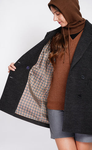 Oversized double-breasted coat with long sleeves and pockets, lined with print