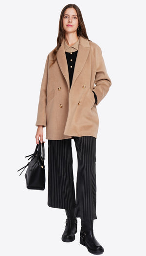 Oversized double-breasted coat with long sleeves and pockets, lined with print