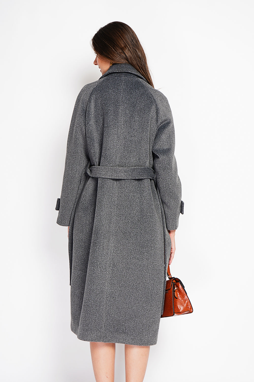 Long oversized coat with double breasted pockets and long sleeves lined