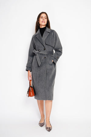 Long oversized coat with double breasted pockets and long sleeves lined
