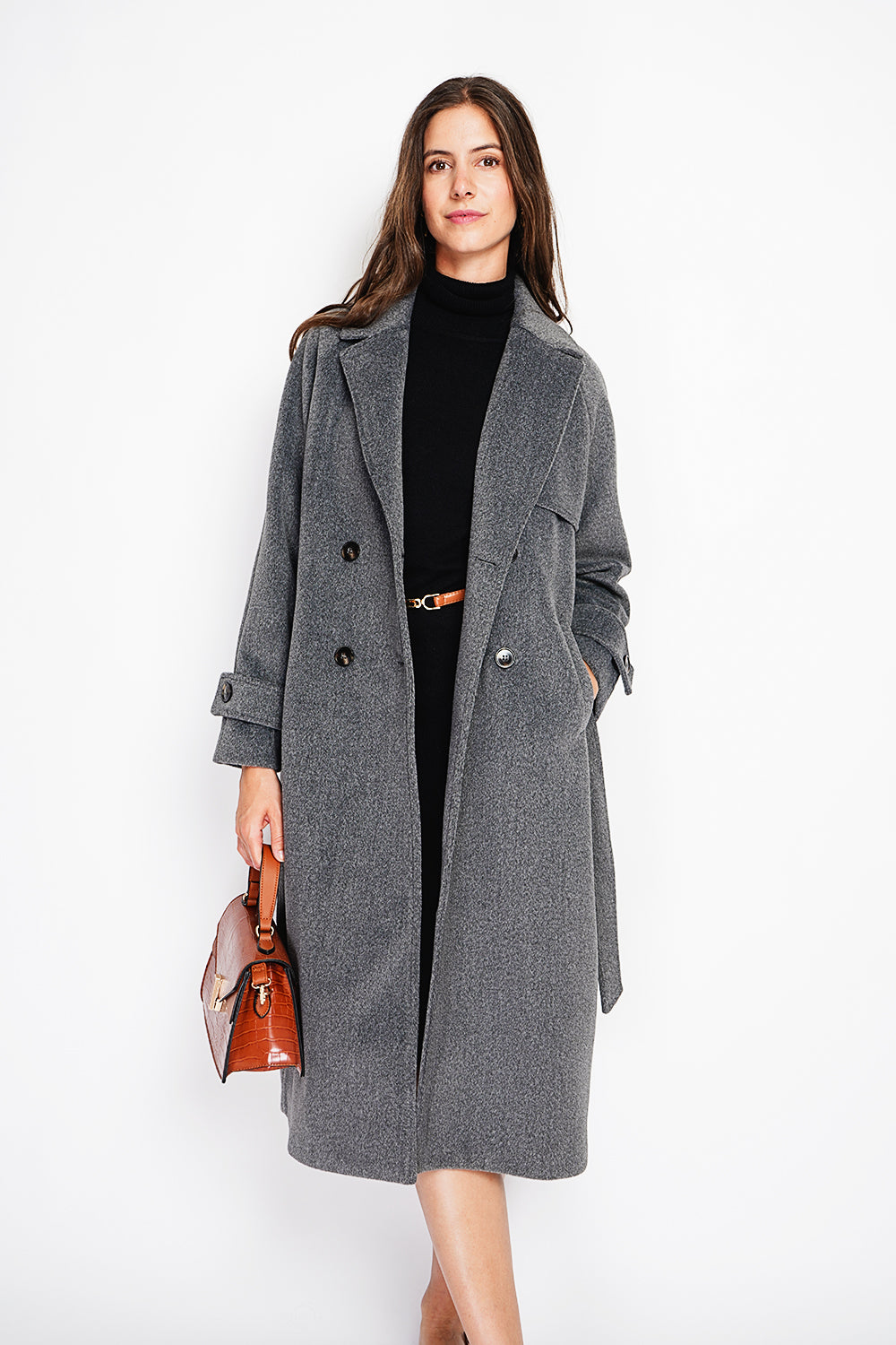Long oversized coat with double breasted pockets and long sleeves lined