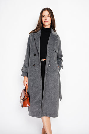 Long oversized coat with double breasted pockets and long sleeves lined