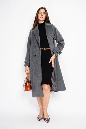 Long oversized coat with double breasted pockets and long sleeves lined