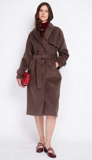 Long oversized coat with double breasted pockets and long sleeves lined
