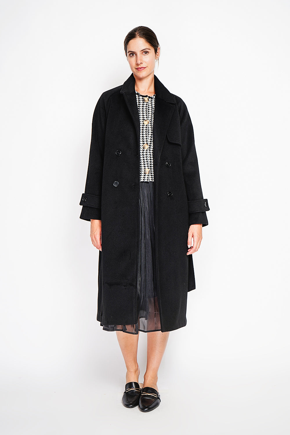Long oversized coat with double breasted pockets and long sleeves lined