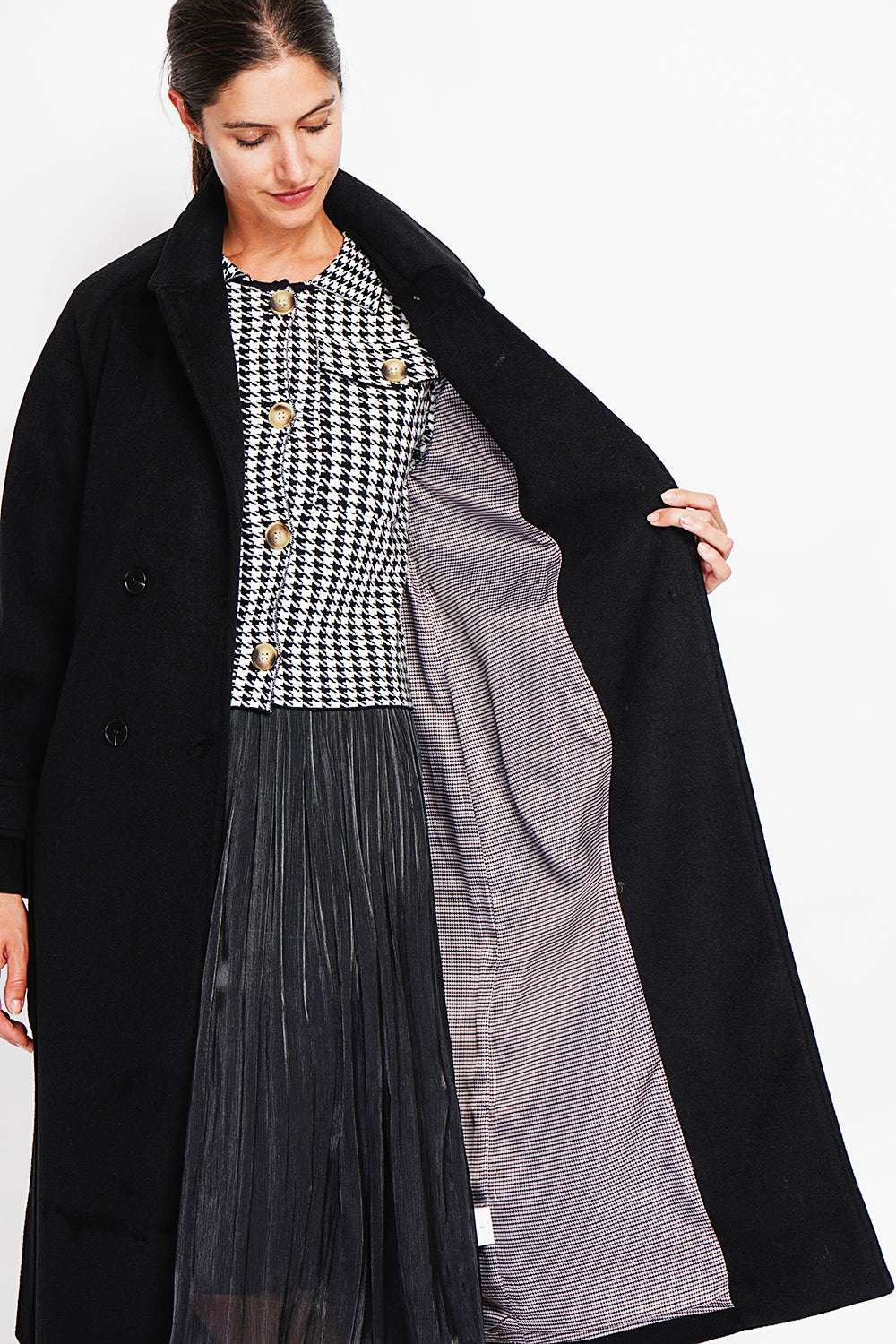 Long oversized coat with double breasted pockets and long sleeves lined