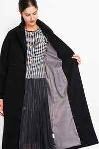 Long oversized coat with double breasted pockets and long sleeves lined