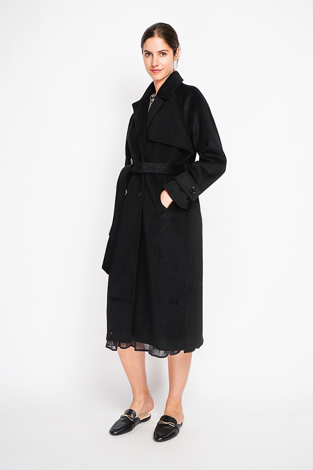 Long oversized coat with double breasted pockets and long sleeves lined