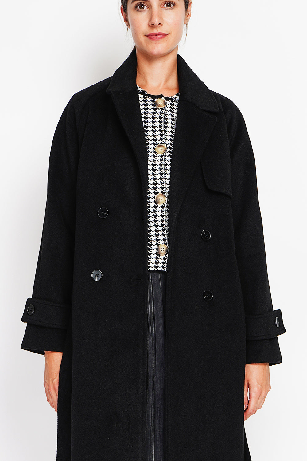 Long oversized coat with double breasted pockets and long sleeves lined
