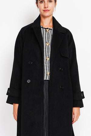 Long oversized coat with double breasted pockets and long sleeves lined