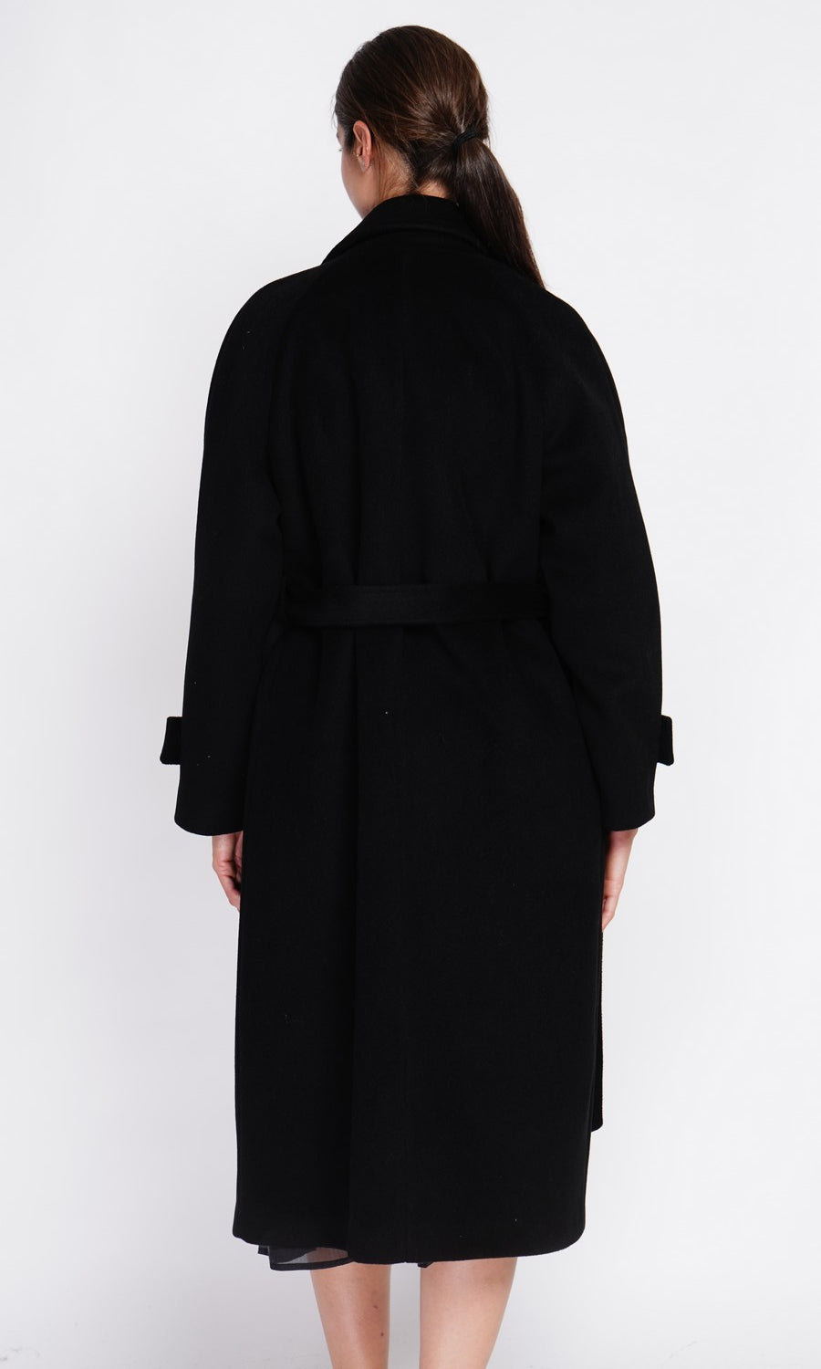 Long oversized coat with double breasted pockets and long sleeves lined