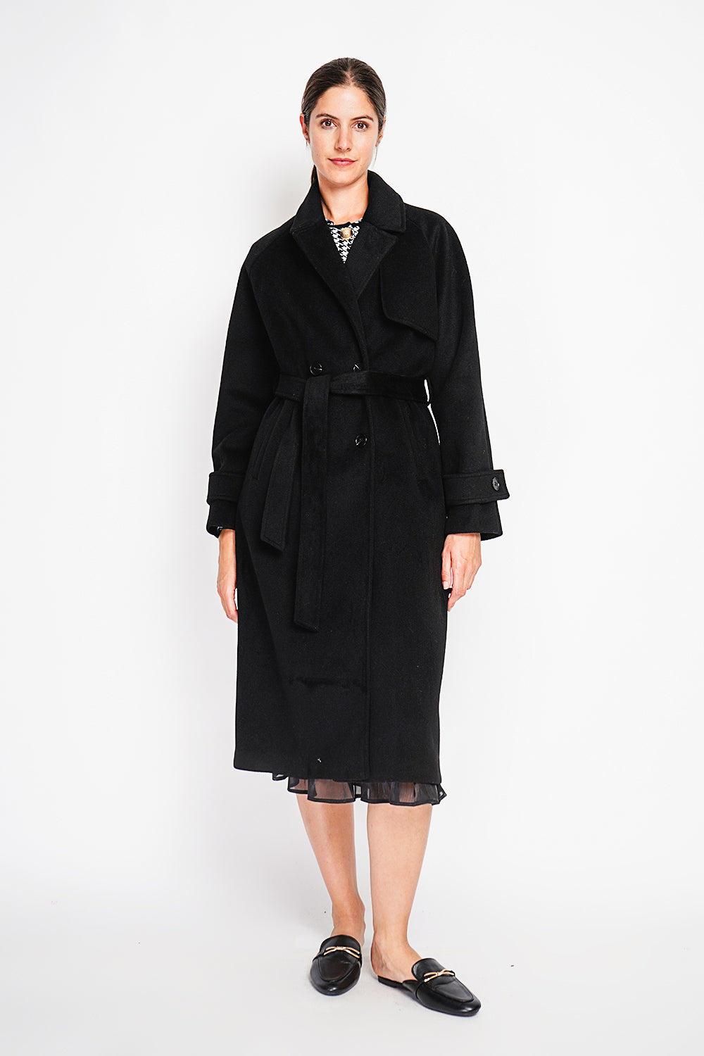 Long oversized coat with double breasted pockets and long sleeves lined