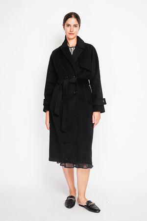 Long oversized coat with double breasted pockets and long sleeves lined