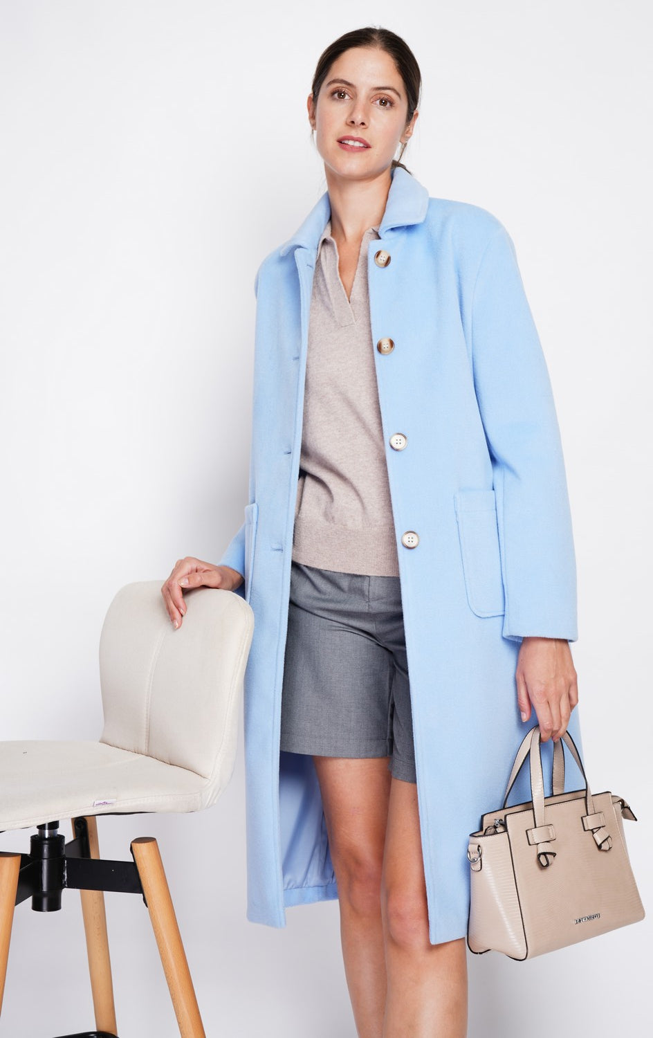 Long coat with patch pockets, buttoned front and long sleeves, lined with print
