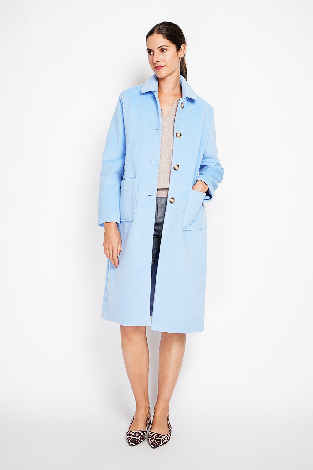 Long coat with patch pockets, buttoned front and long sleeves, lined with print