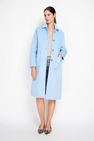 Long coat with patch pockets, buttoned front and long sleeves, lined with print