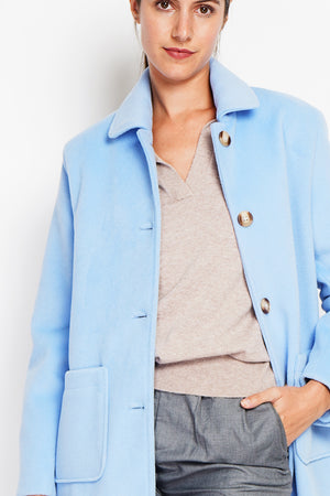 Long coat with patch pockets, buttoned front and long sleeves, lined with print