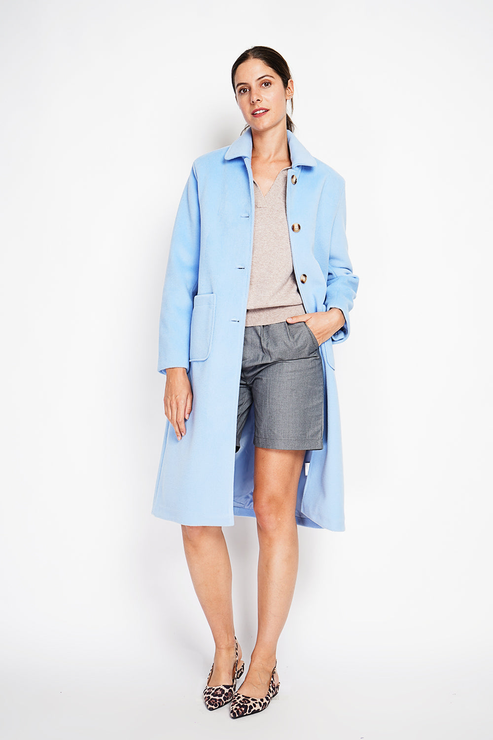 Long coat with patch pockets, buttoned front and long sleeves, lined with print