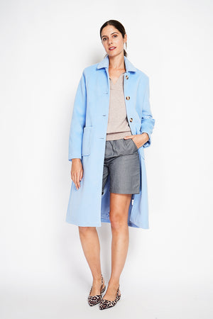 Long coat with patch pockets, buttoned front and long sleeves, lined with print