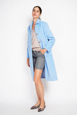 Long coat with patch pockets, buttoned front and long sleeves, lined with print