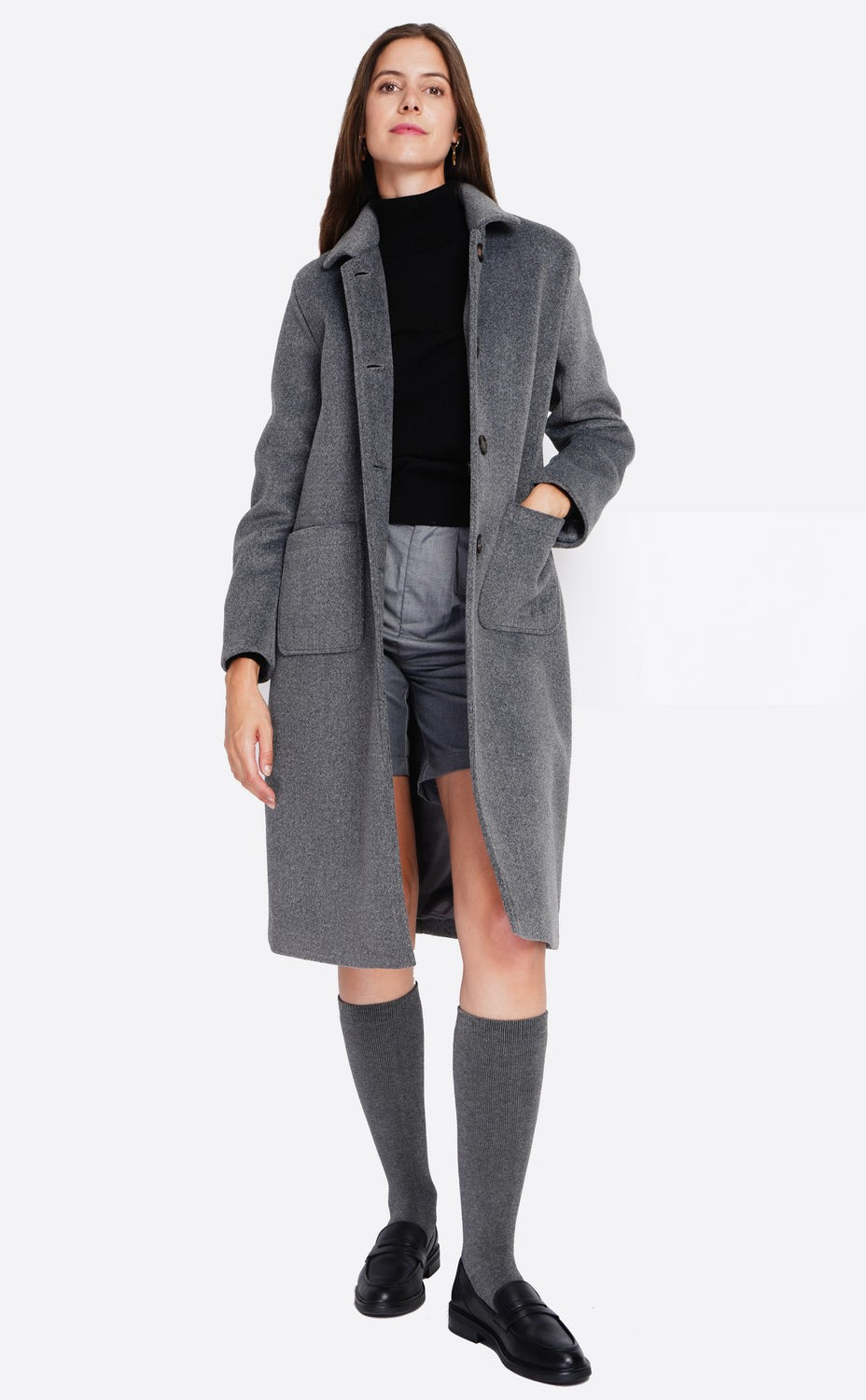 Long coat with patch pockets, buttoned front and long sleeves, lined with print