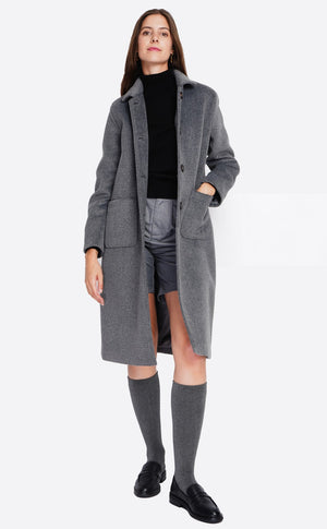 Long coat with patch pockets, buttoned front and long sleeves, lined with print