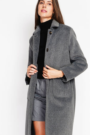 Long coat with patch pockets, buttoned front and long sleeves, lined with print