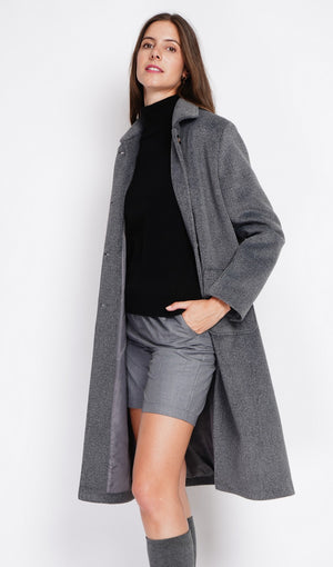 Long coat with patch pockets, buttoned front and long sleeves, lined with print