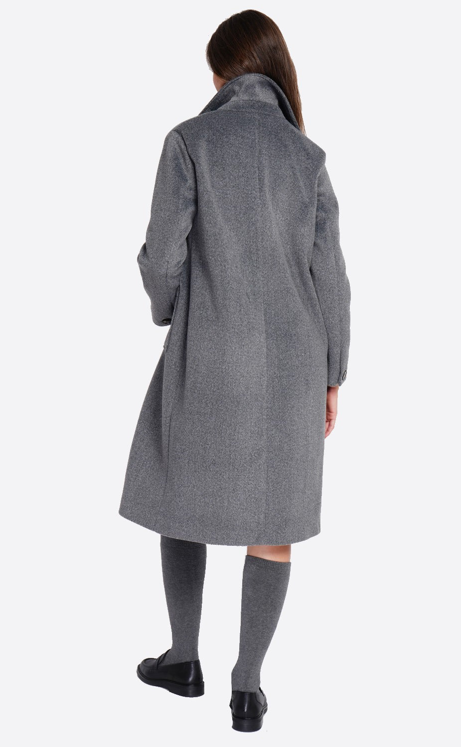 Long coat with patch pockets, buttoned front and long sleeves, lined with print
