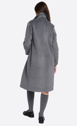 Long coat with patch pockets, buttoned front and long sleeves, lined with print