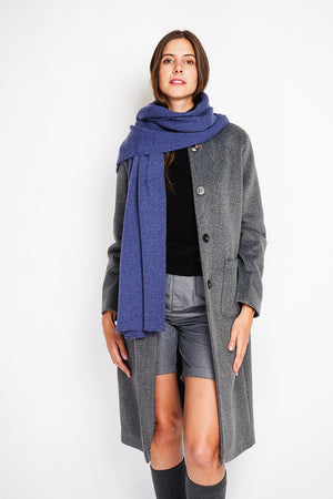Long coat with patch pockets, buttoned front and long sleeves, lined with print