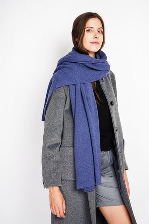 Long coat with patch pockets, buttoned front and long sleeves, lined with print