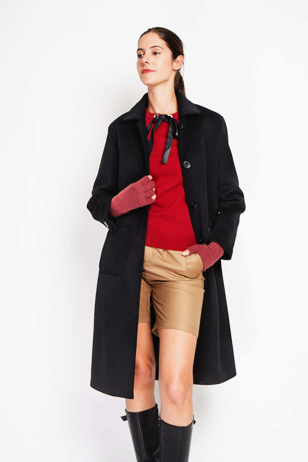 Long coat with patch pockets, buttoned front and long sleeves, lined with print