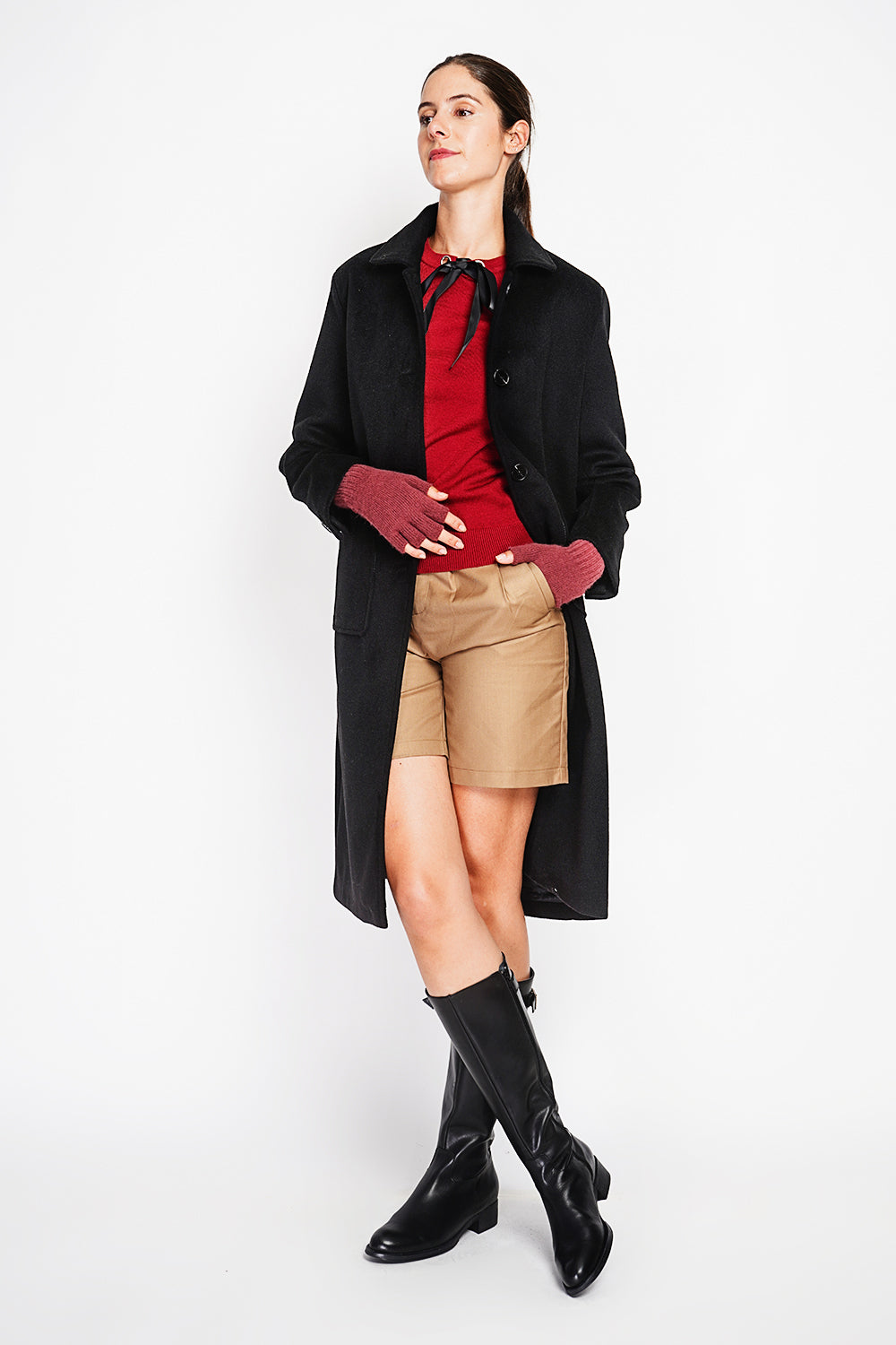 Long coat with patch pockets, buttoned front and long sleeves, lined with print
