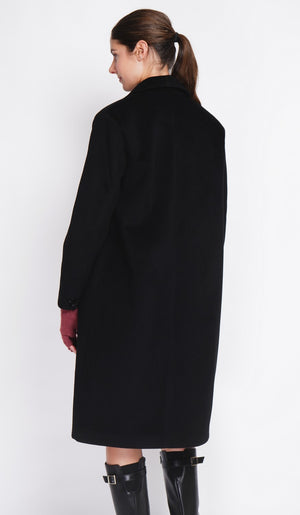 Long coat with patch pockets, buttoned front and long sleeves, lined with print