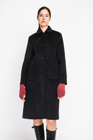 Long coat with patch pockets, buttoned front and long sleeves, lined with print