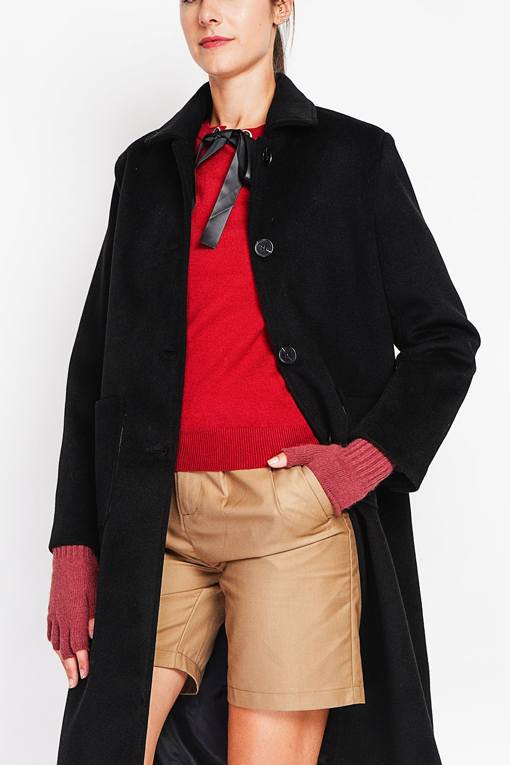 Long coat with patch pockets, buttoned front and long sleeves, lined with print