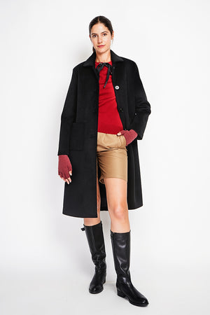 Long coat with patch pockets, buttoned front and long sleeves, lined with print