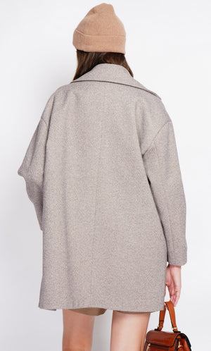 Oversized coat with flap pockets and long sleeves