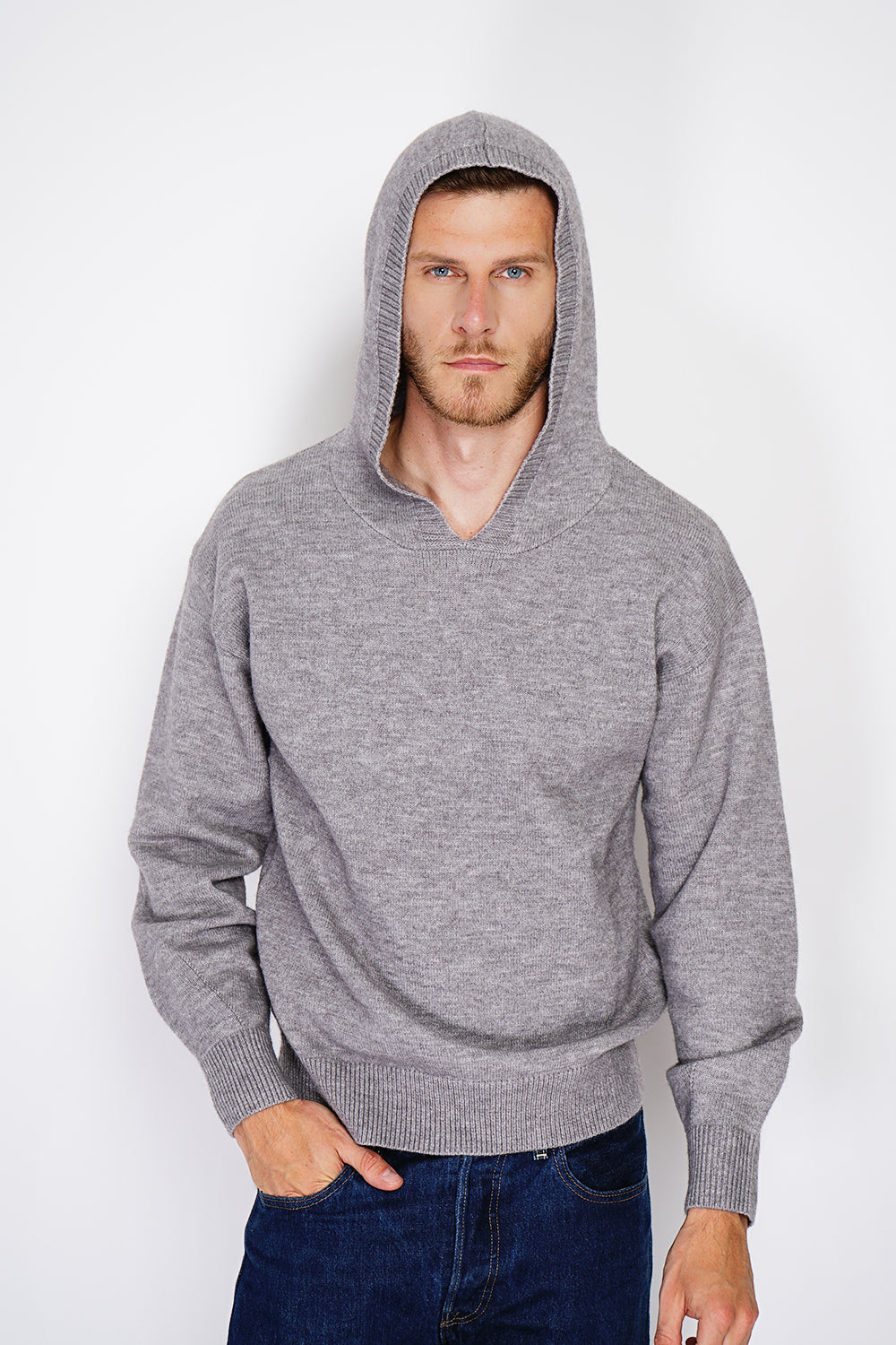 Wide, long-sleeved ribbed hooded sweater