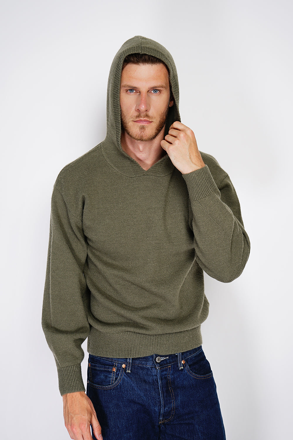 Wide, long-sleeved ribbed hooded sweater