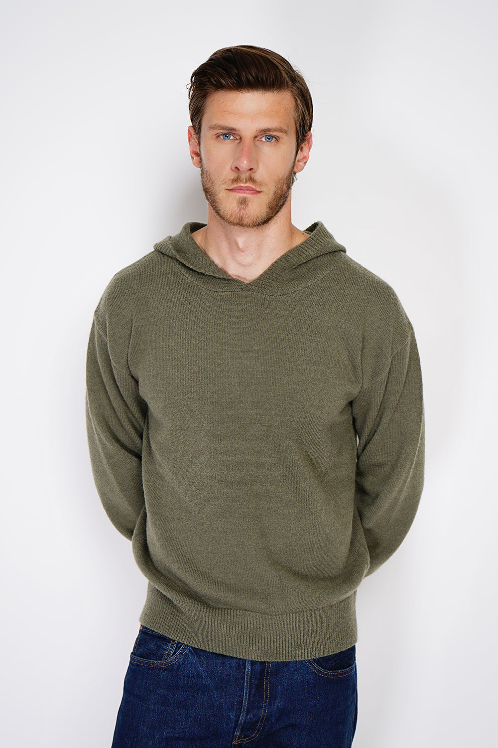 Wide, long-sleeved ribbed hooded sweater