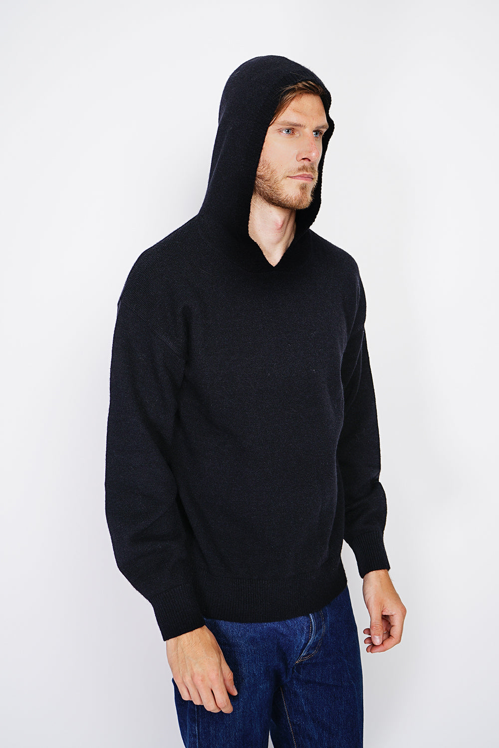 Wide, long-sleeved ribbed hooded sweater