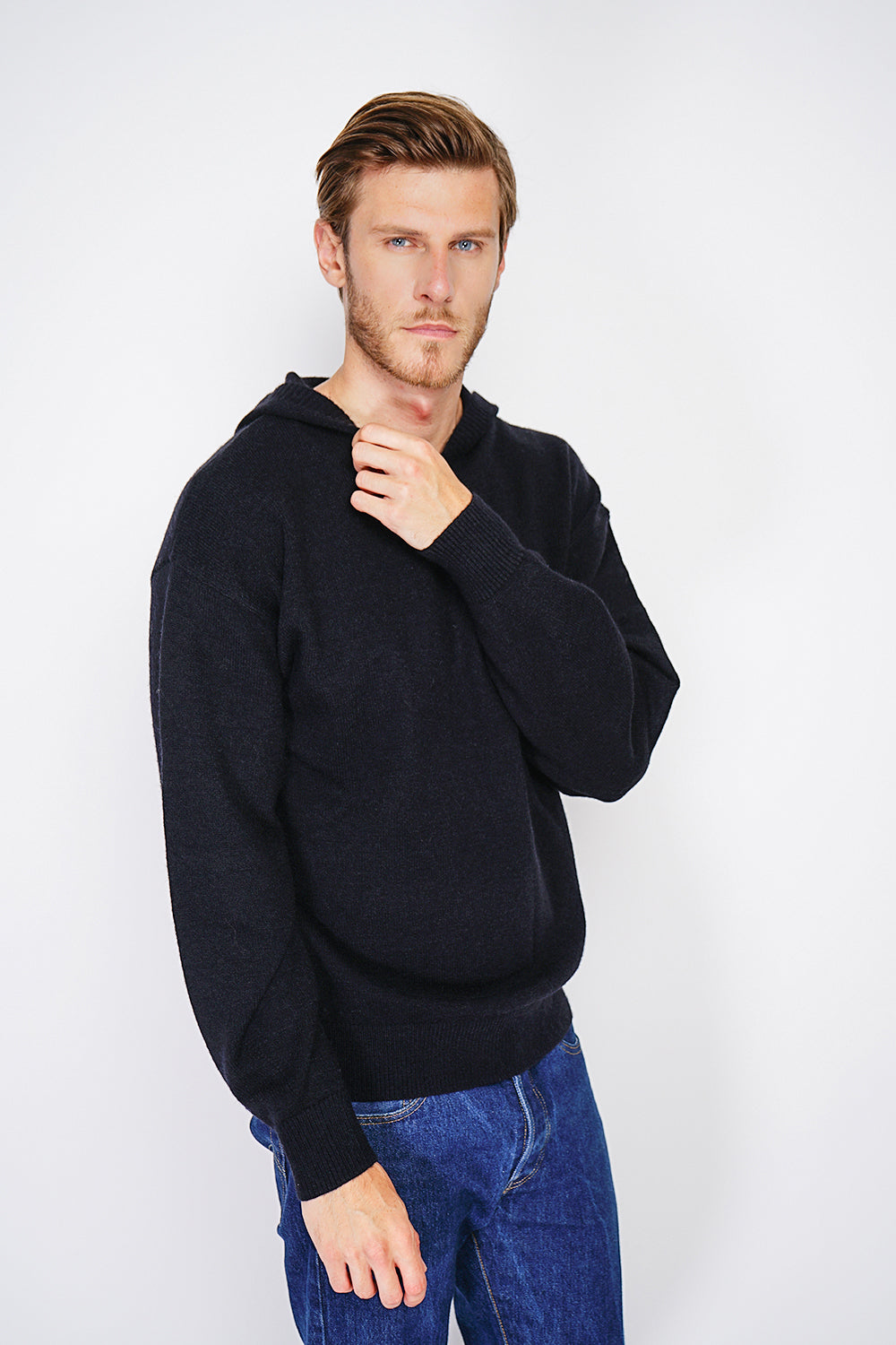 Wide, long-sleeved ribbed hooded sweater