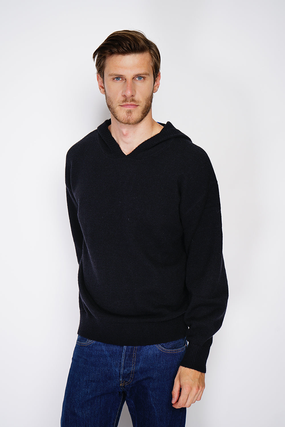 Wide, long-sleeved ribbed hooded sweater