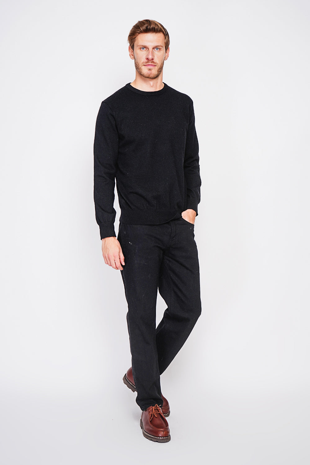 Classic crewneck sweater with long sleeves 2-ply knit