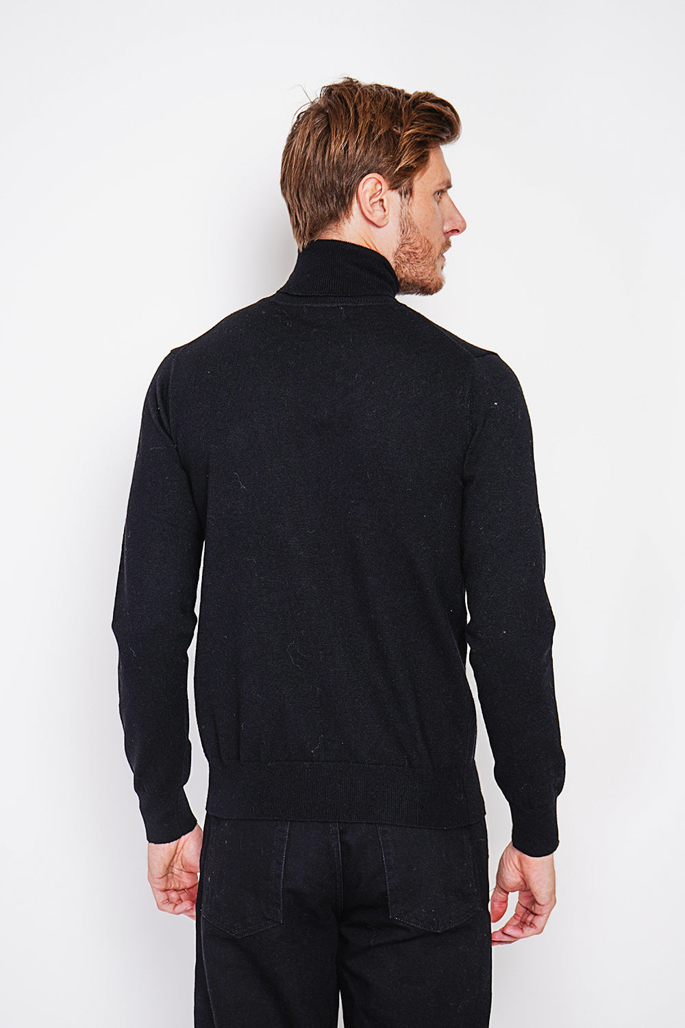 Classic turtleneck sweater with long sleeves knit in 2 threads